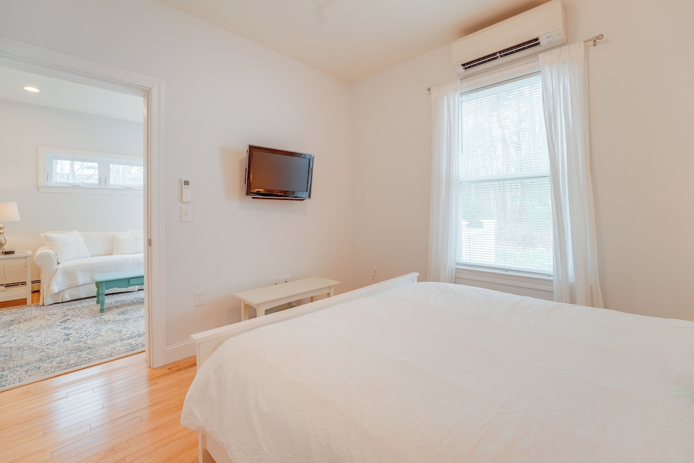 Near Portland trails: Walkable Apartment w/ Deck
