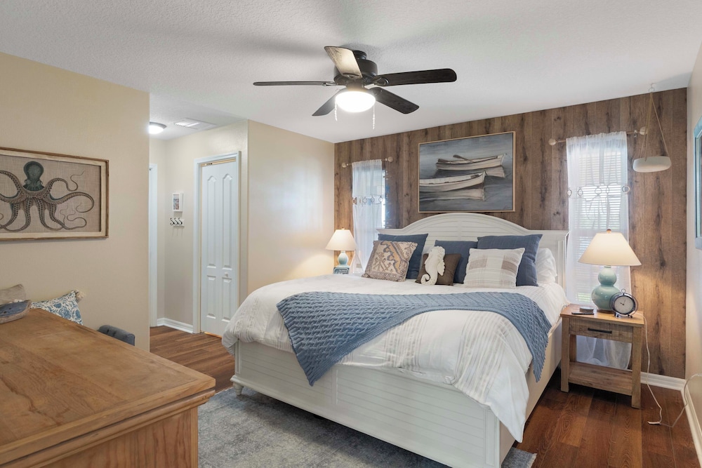Welcoming Little Blue Lakehouse in Crystal River