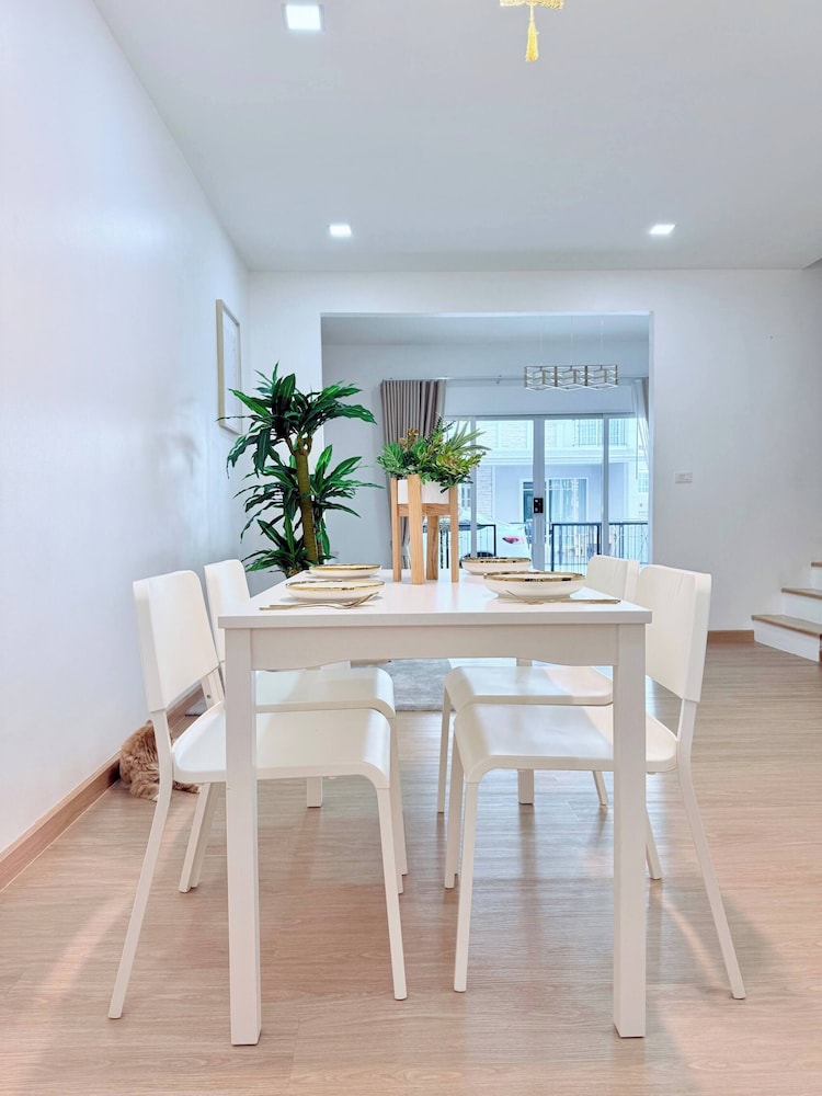 Minimalist Townhome Stay