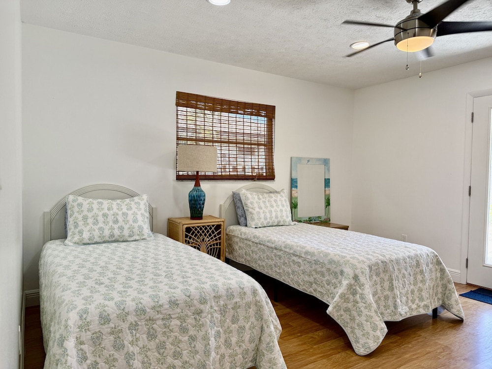 Naples Park Cottage 106th 6 Blocks Off Ocean 2 Bedroom Home