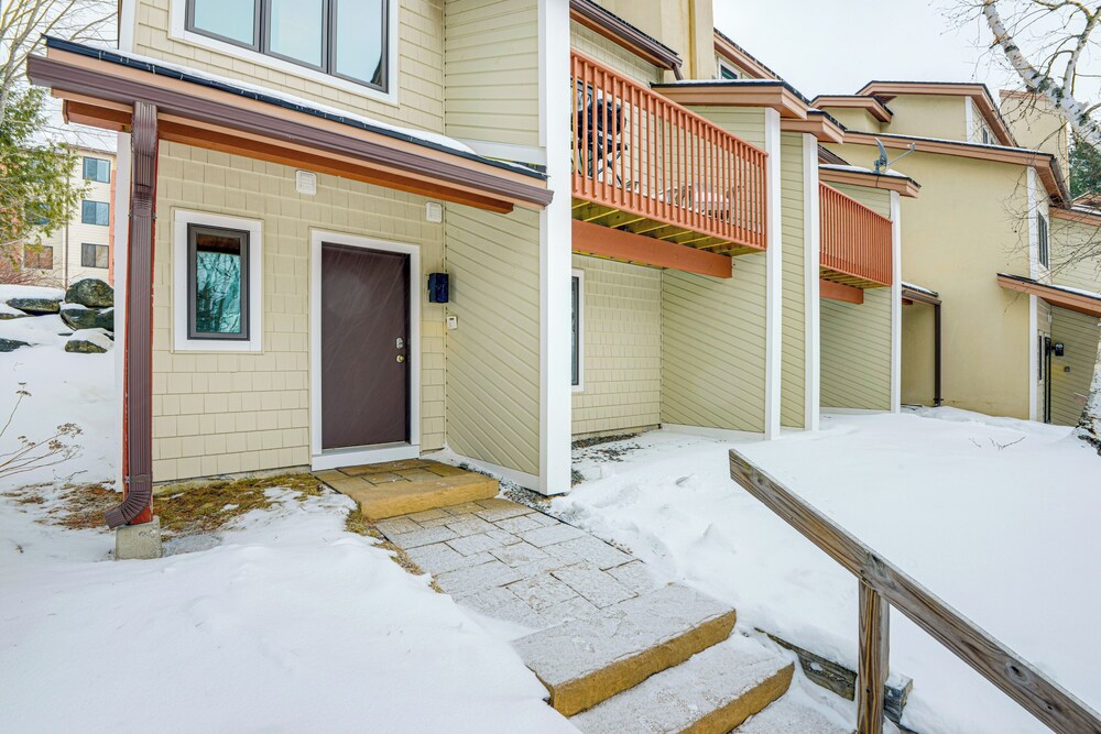 < 1 Mi to Mt Snow: Charming Condo w/ Fireplace