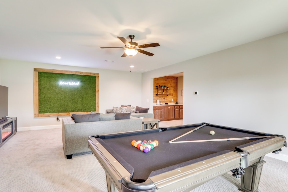 Cozy Blue Ridge Cabin: Game Room & Mountain Views