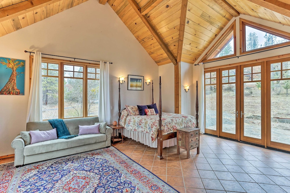 Peaceful Shasta Cascade Getaway on 15-acre Ranch!