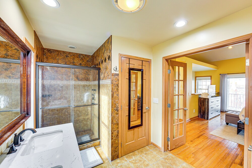2 Mi to Market Sq! Row House w/ Dedicated Office