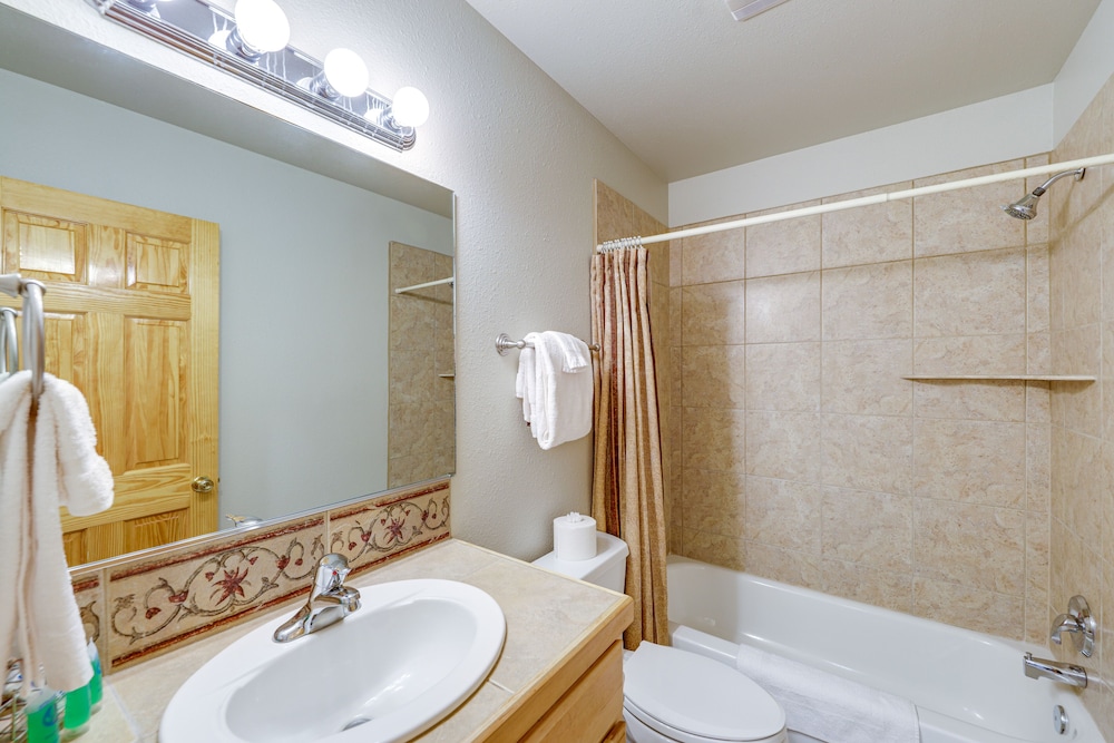 Angel Fire Townhome w/ Hot Tub: 2 Mi to Ski Resort