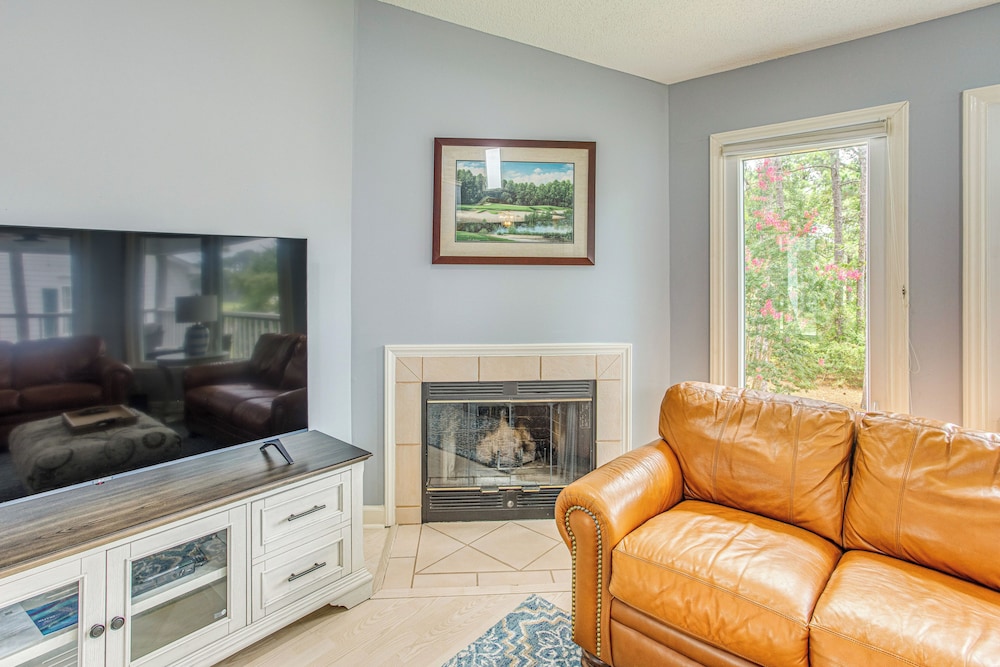 Marina & Pool: Roomy Golf-view Home in Southport