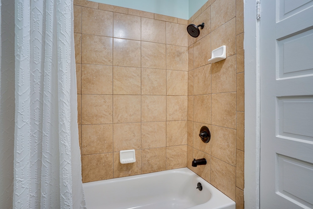 1 Mi to Dtwn! Bright Long Beach Apartment