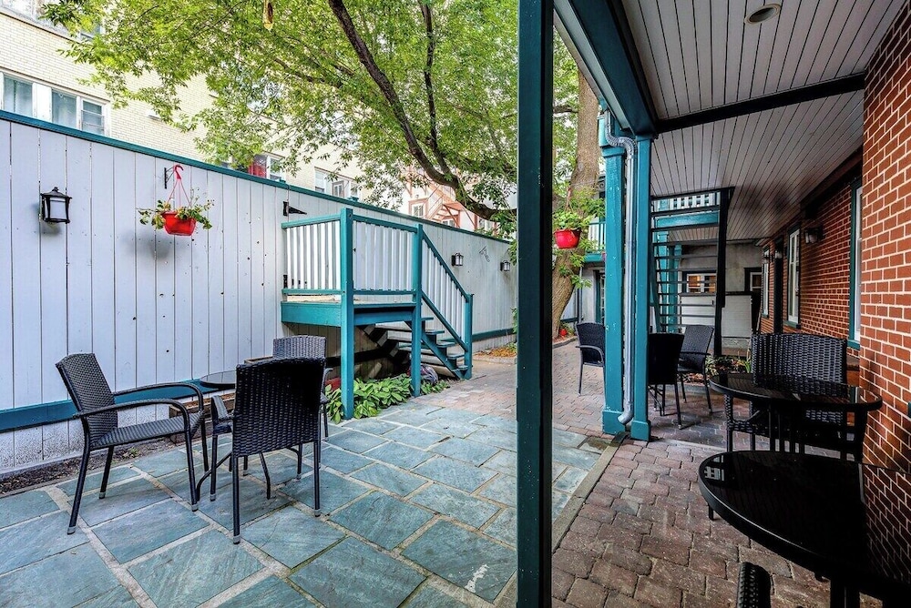 Beautiful Vieux Quebec 2 Bed Apt