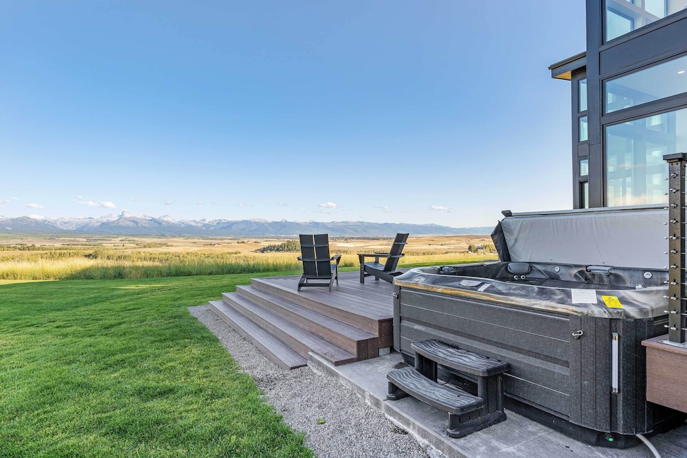 Hot Tub, 23 Mi to Grand Targhee: Luxe Retreat