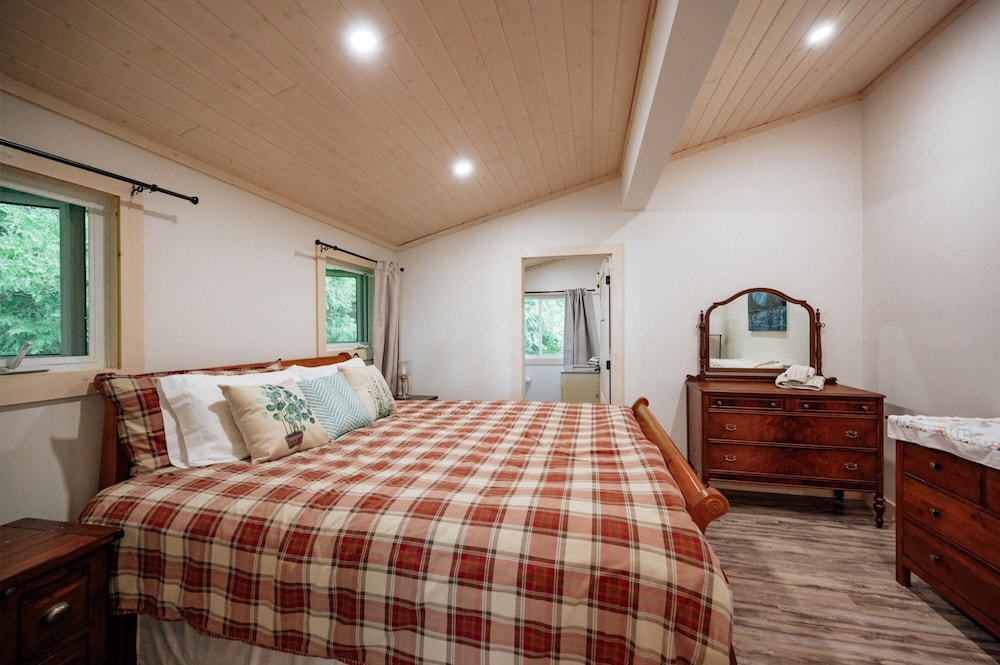 Bright Spacious Chalet on Lake Huron - Private