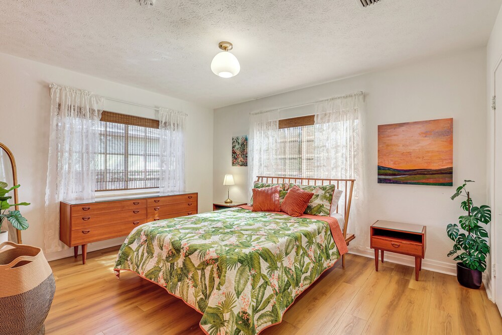3 Mi to Dtwn: Tampa Cottage w/ Fire Pit!