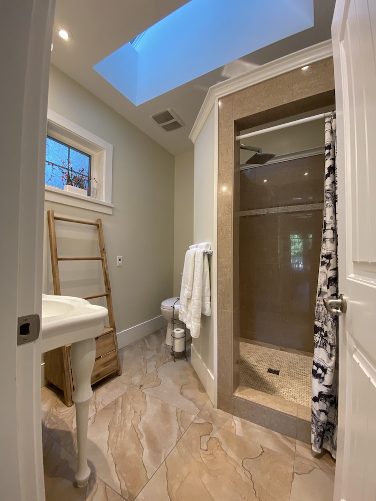 Kelowna Bed & Breakfast (CHATHAM HOUSE)