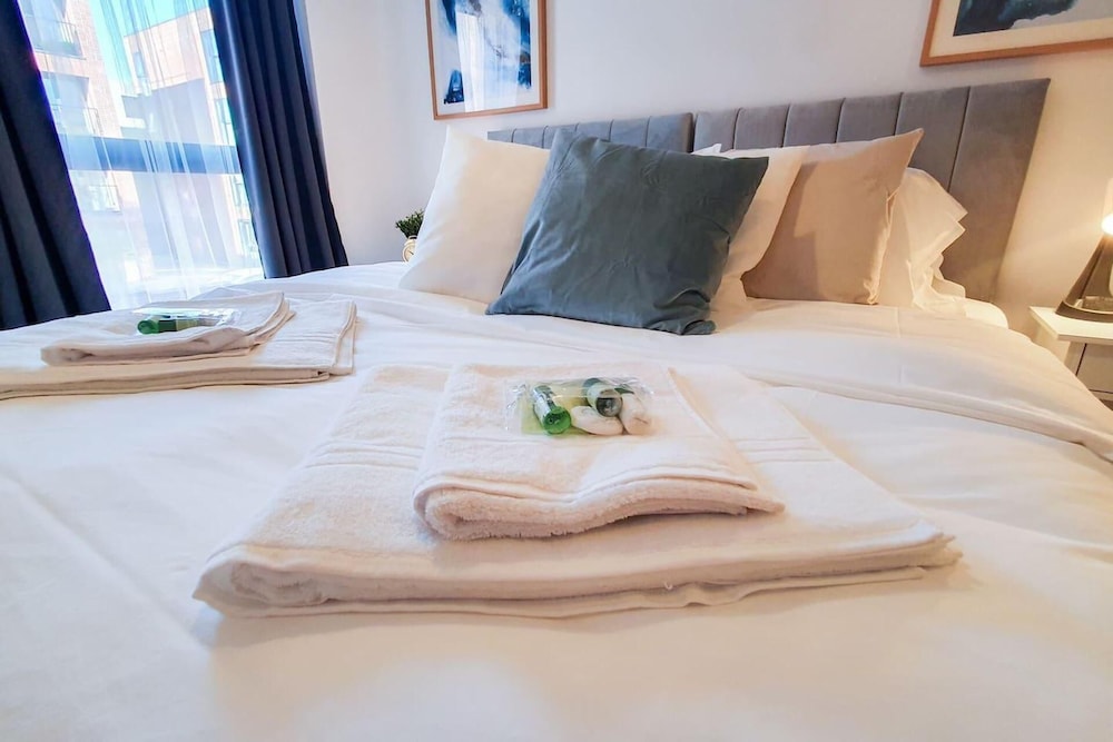 Beautiful 1-bed Apartment in Gloucester view 2
