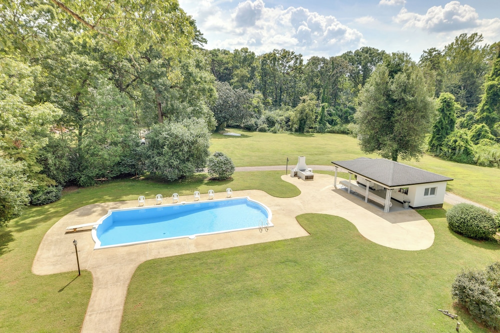 Home on Sprawling Estate, 6 Mi to Dtwn Spartanburg