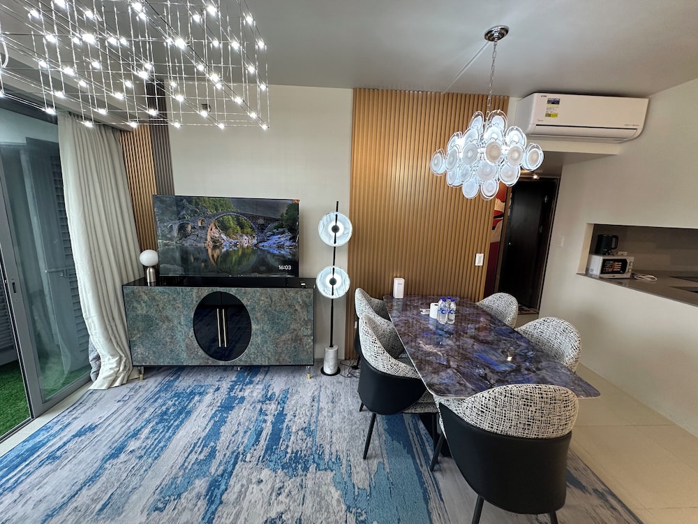 Luxury Penthouse & High-Floor Hotel near City of Dreams, Airport, Okada, and Solaire Casino