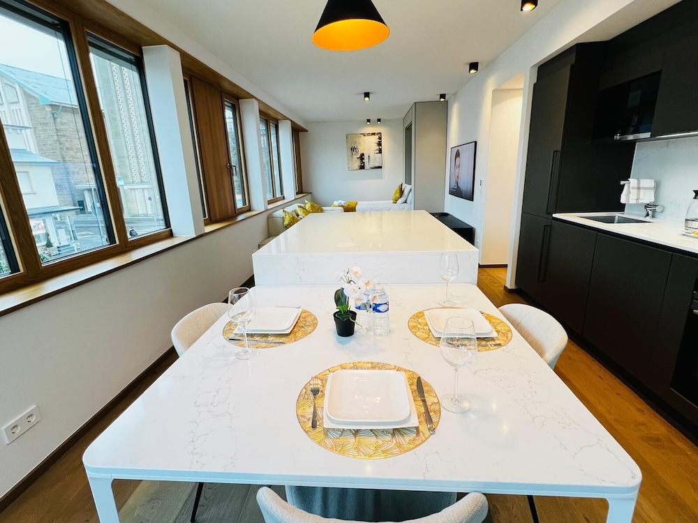 Beautiful one bedroom w balcony&parking