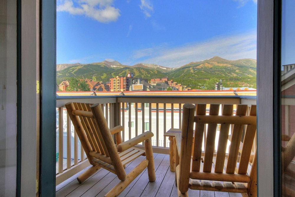 Mountain Ridge  2 Bedroom Townhouse by RedAwning