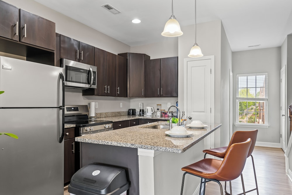 Upscale King 3BR Townhouse in Pineville