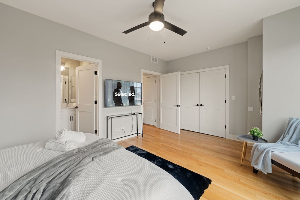3 Bed 2 Bath Chicago Retreat w Balcony Parking