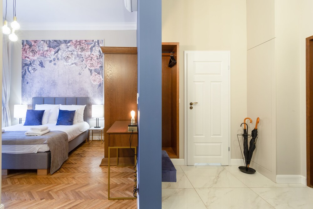 MR 3 Apartments