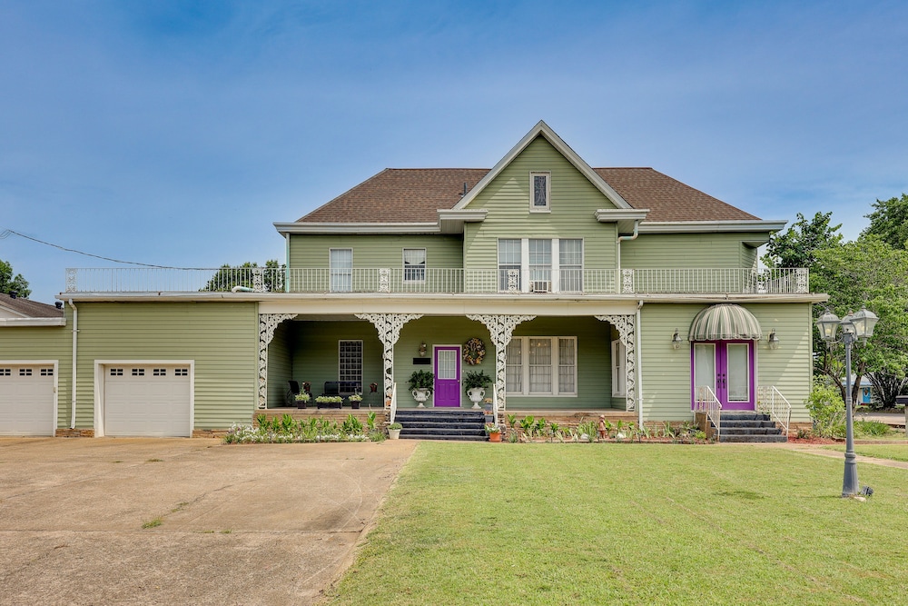 Paris Vacations - Paris Vacation Rental  15 Mi to Mount Magazine! - Property Image 17