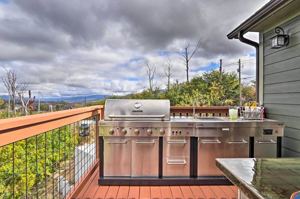 Woodsy Retreat w/ Fire Pit & Resort Amenities view 4