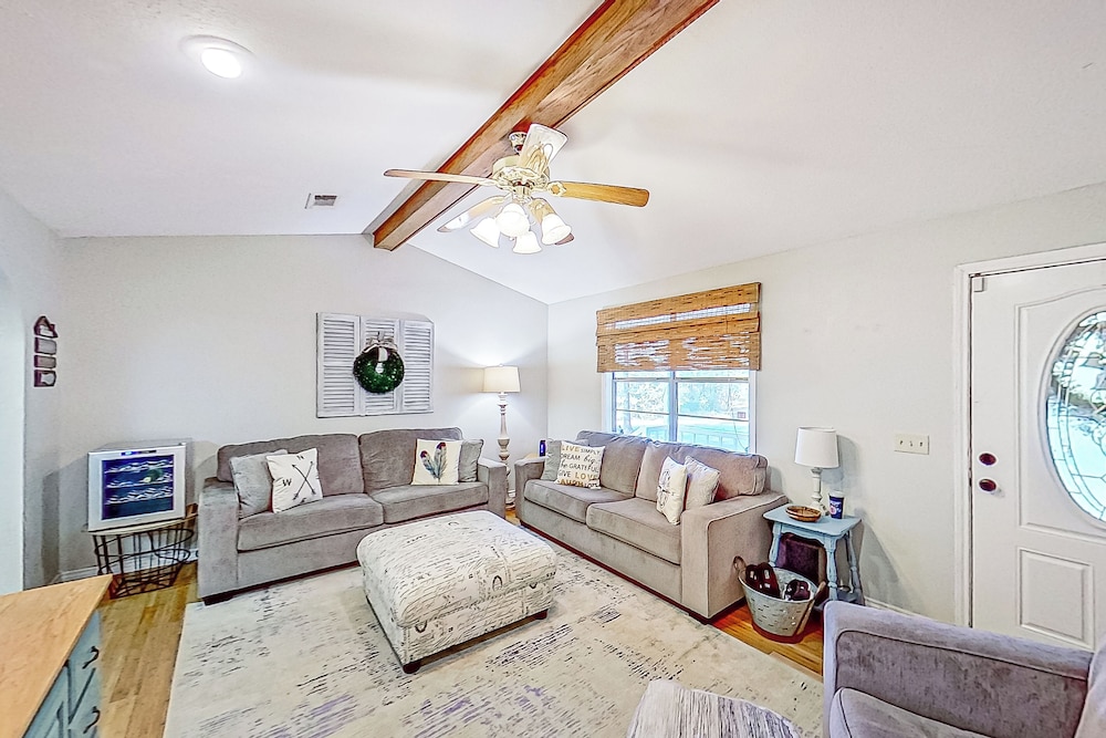 2BR Dog-friendly Home Near Lake w/ Fire Pit