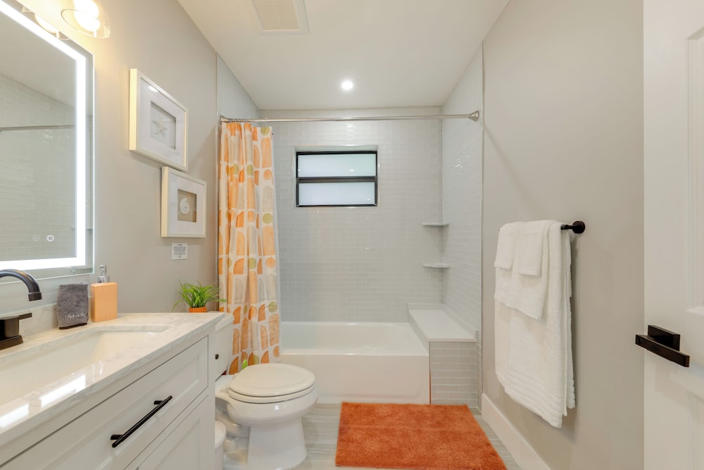 3 Mi to Hard Rock Stadium: Retreat w/ Private Yard