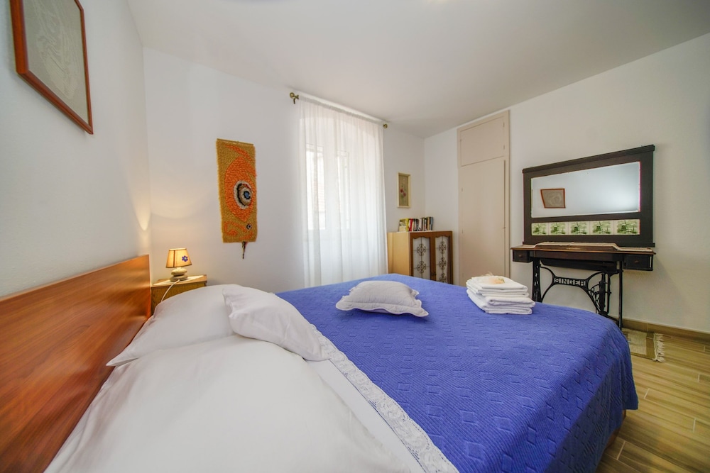 Apartment Akacija en Postira — bedroom