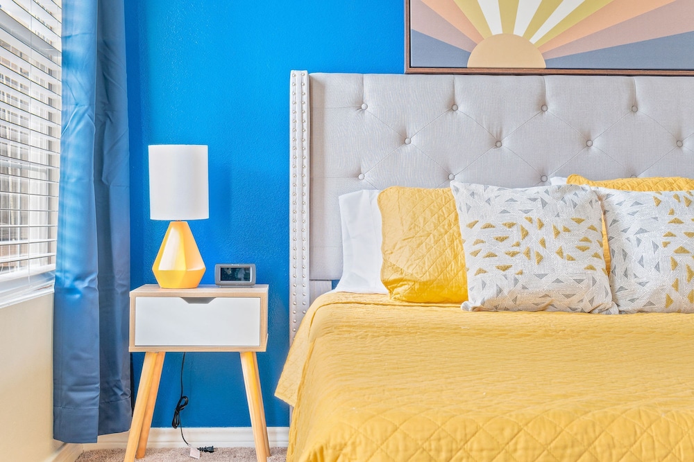 Dallas Retro House King Bed Backyard
