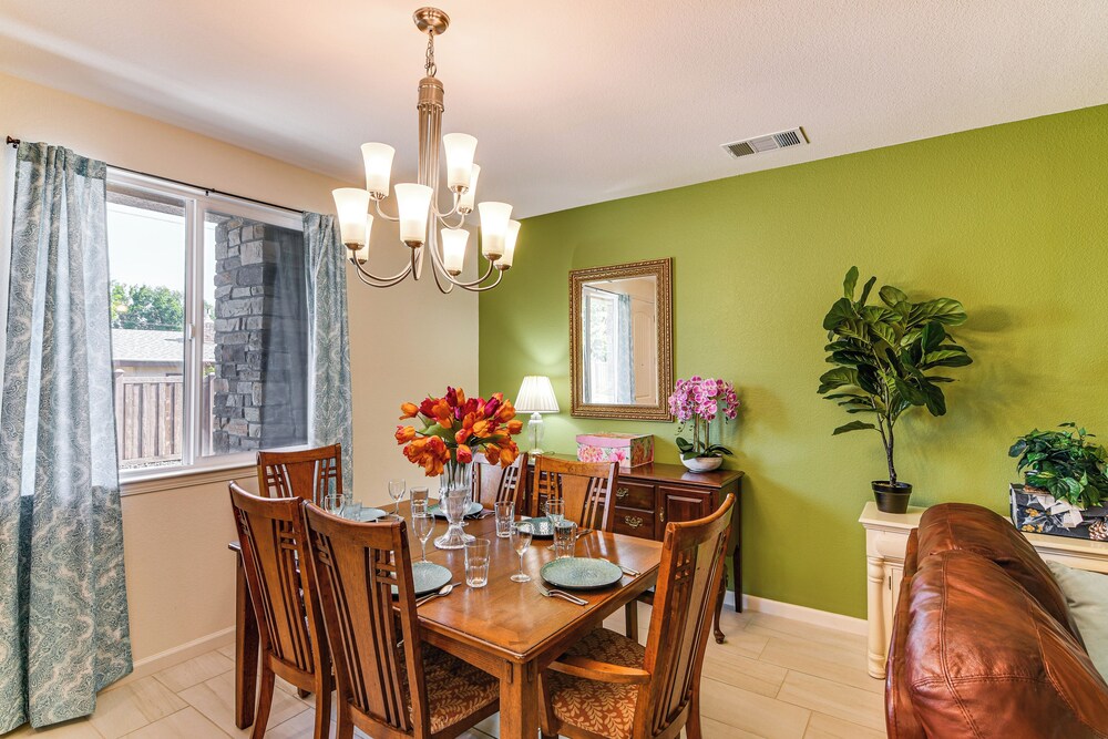16 Mi to Lake Tahoe: Carson City Townhome