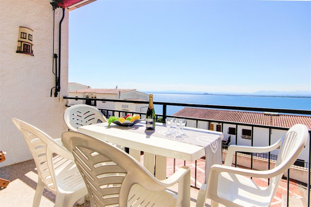 Apartment in Roses Near Beach