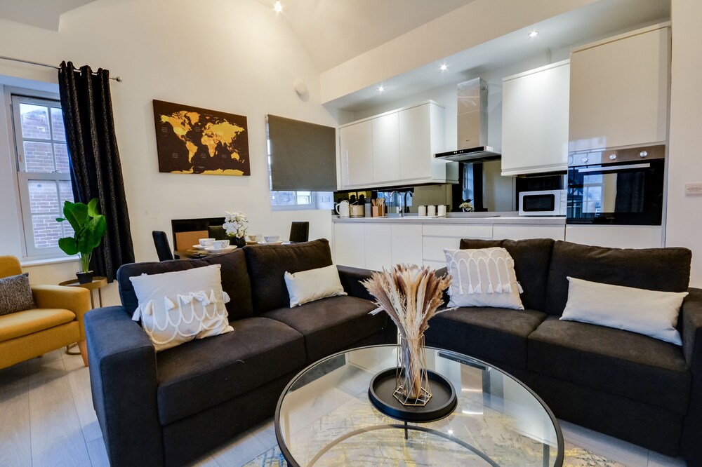 Wigan - Apartment - Sleeps 6 - Parking