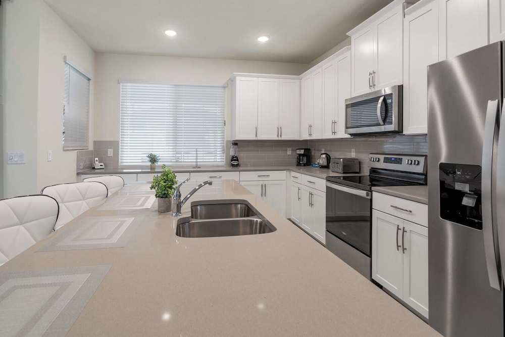 Orlando Adventure Awaits 4BR Townhouse