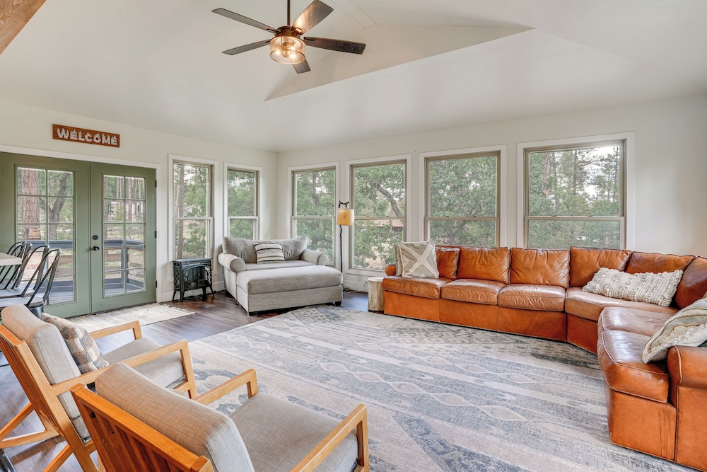 Mid-mod Mountain Cabin Near Thumb Butte Trails!