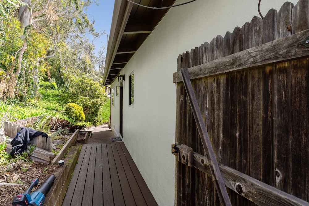 Serene Oceanview Escape With Expansive Deck 3 Bedroom Home