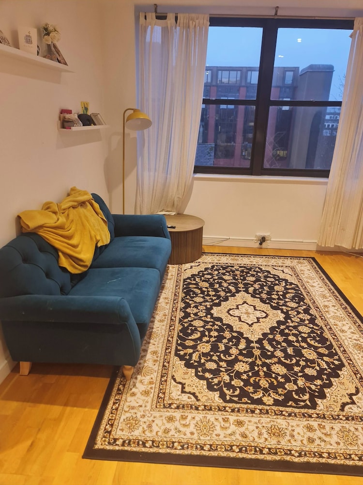 2 Beds Flat Centrally Located 2 Mins From Station