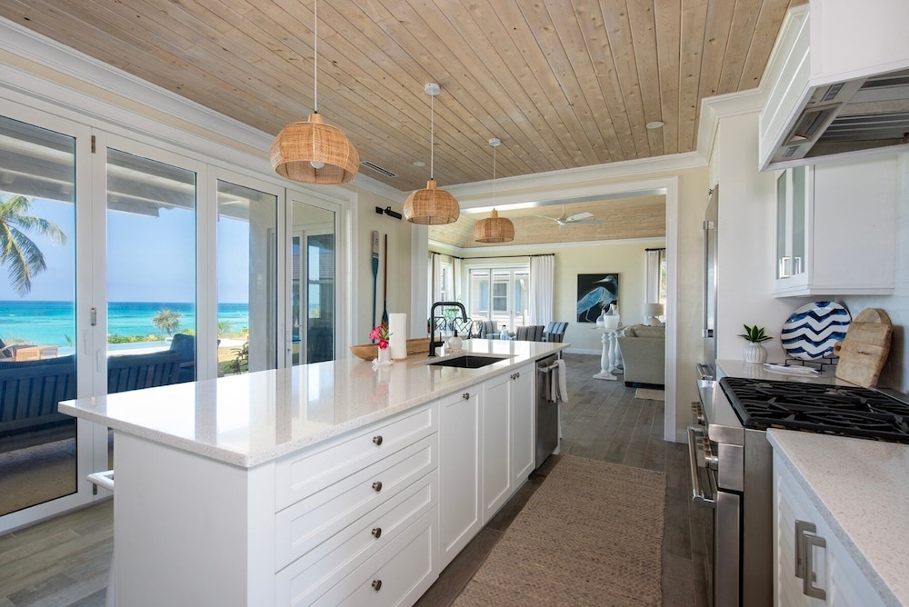 Cricket Beach House-luxurious Beachfront House 5 Bedroom Home