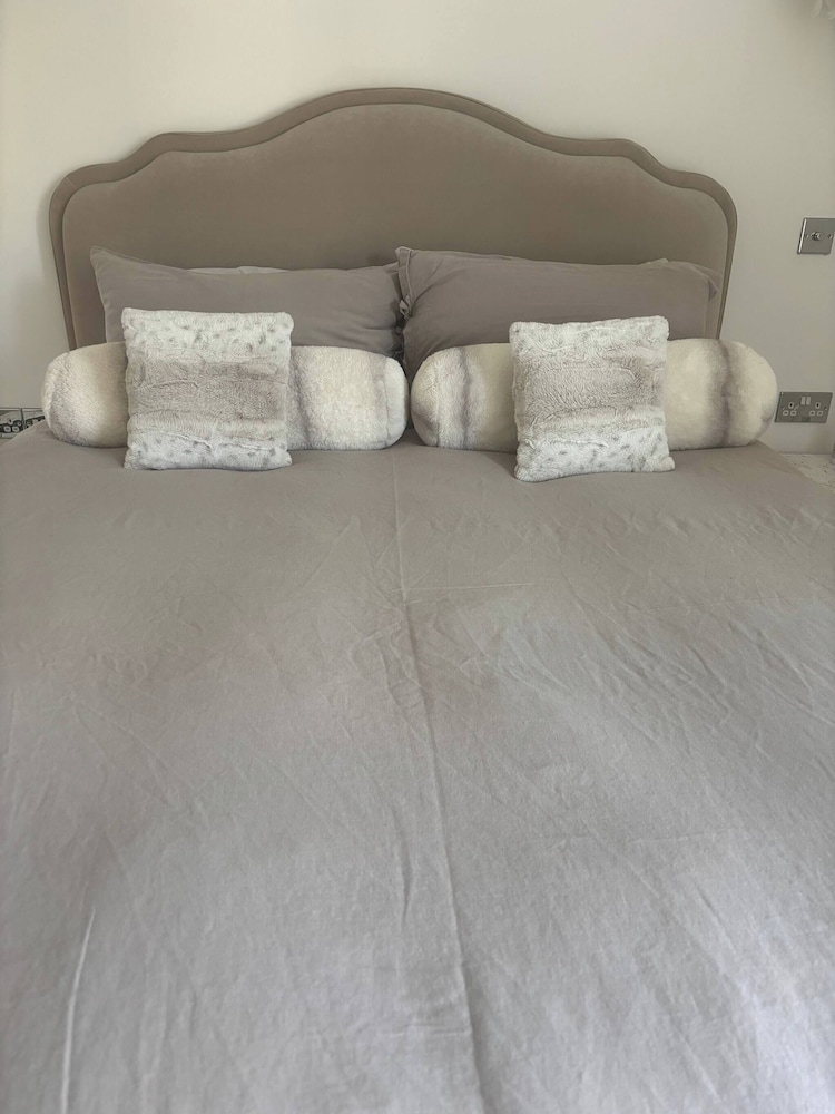 Cottage on High Street, own Parking and EV Charger
