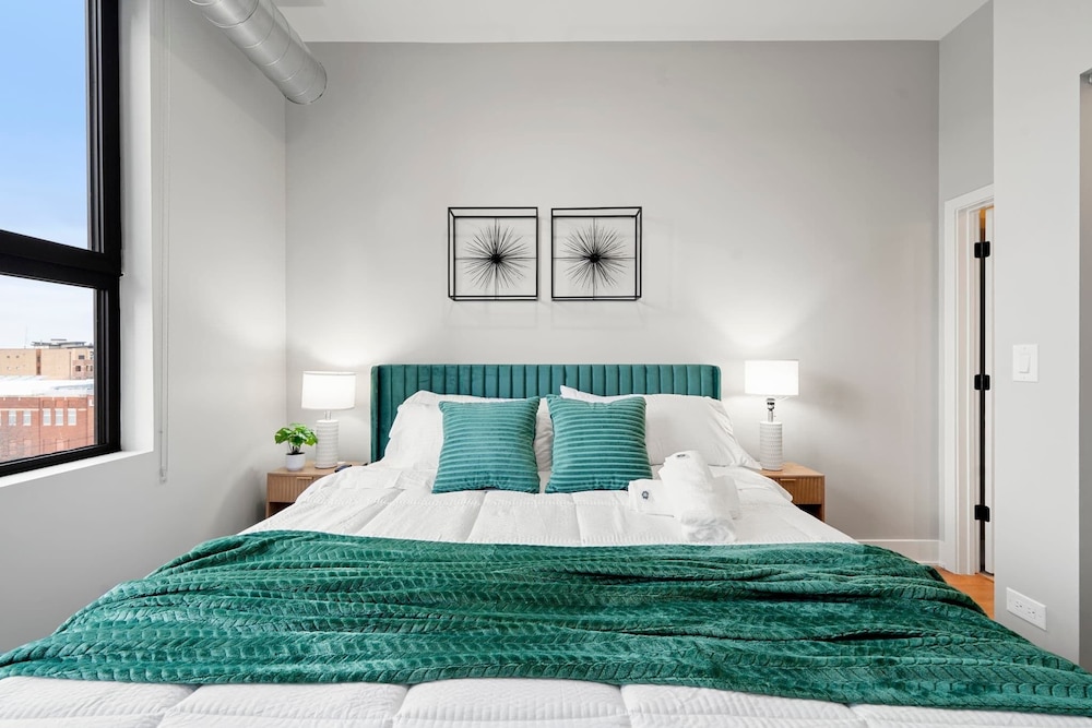Edgewater Gem Stylish 2BR Apartment Near Lake