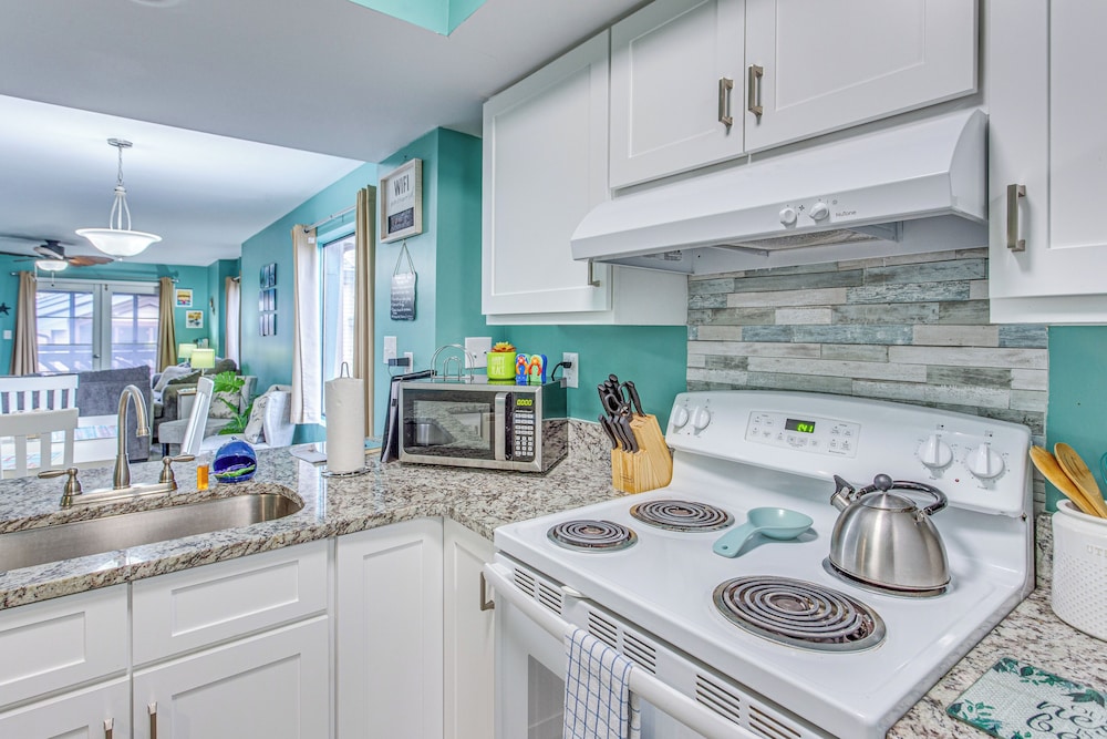 Walk to Ocean: Condo w/ 2 Pools in Myrtle Beach