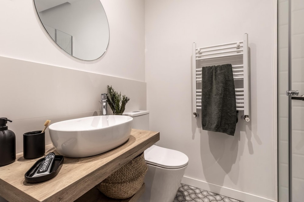 Baza - 3 Bedrooms and Office in Trafalgar