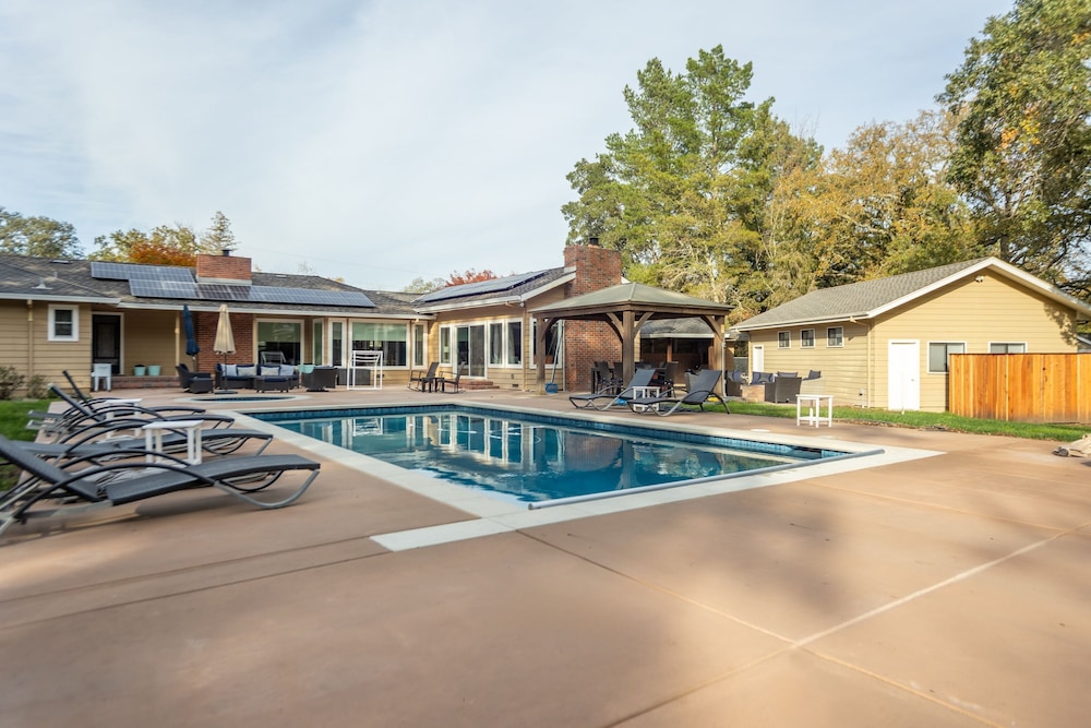 Wildflower by Avantstay Gorgeous Wine Country Home w Pool Bocce Ball Court Huge Yard