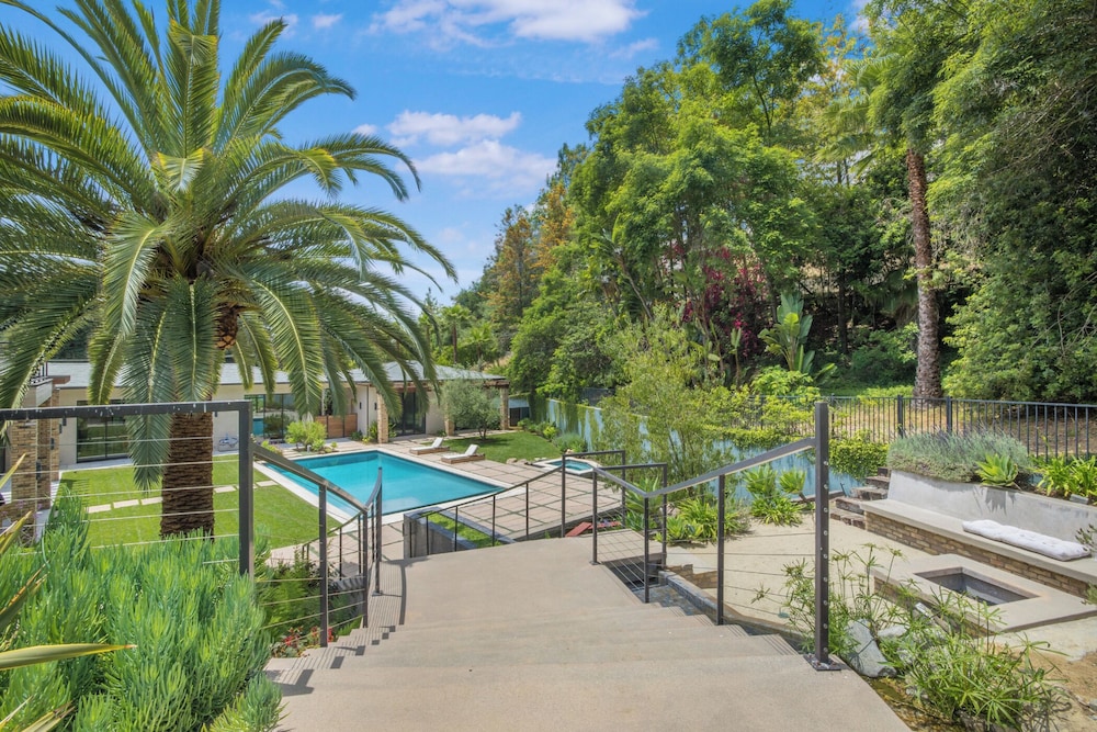 Bowmont - Resort-style Beverly Hills Escape w/ Pool, Garden and Privacy