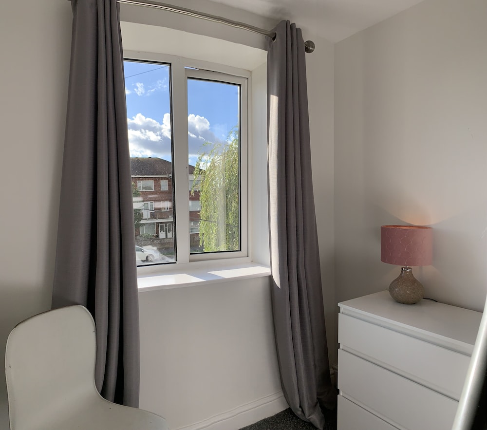 Beachside Home - Sleeps 5, Garden, Parking & Pets view 2