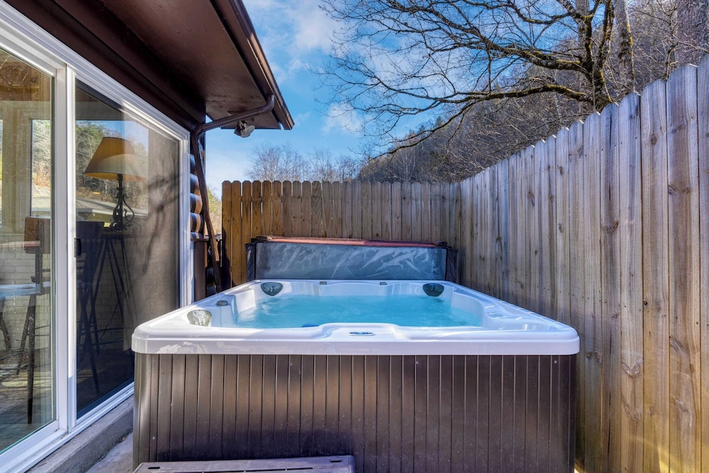 Creekside Haven by Avantstay Hot Tub, Fire Pit, Outdoor Dining Area Nestled Next to Creek