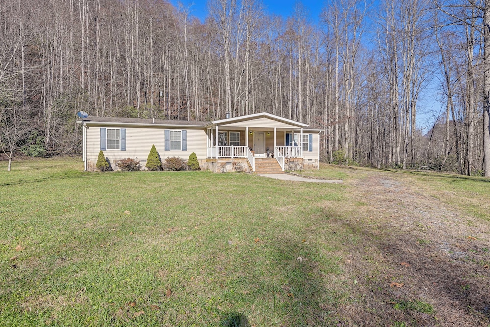 Creekside Haven w/ Fire Pit Near Nantahala River