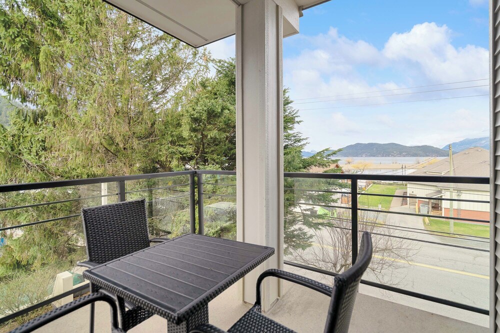 Harmony Haven 2BR Lakefront Suite