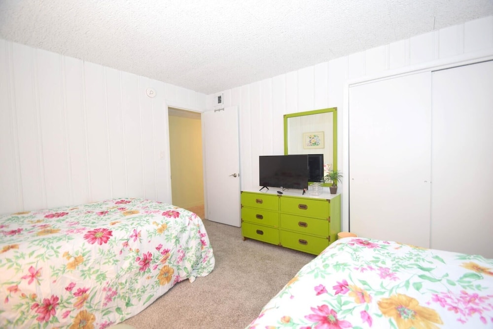 Alameda 5 2 Bedroom Condo by RedAwning view 4
