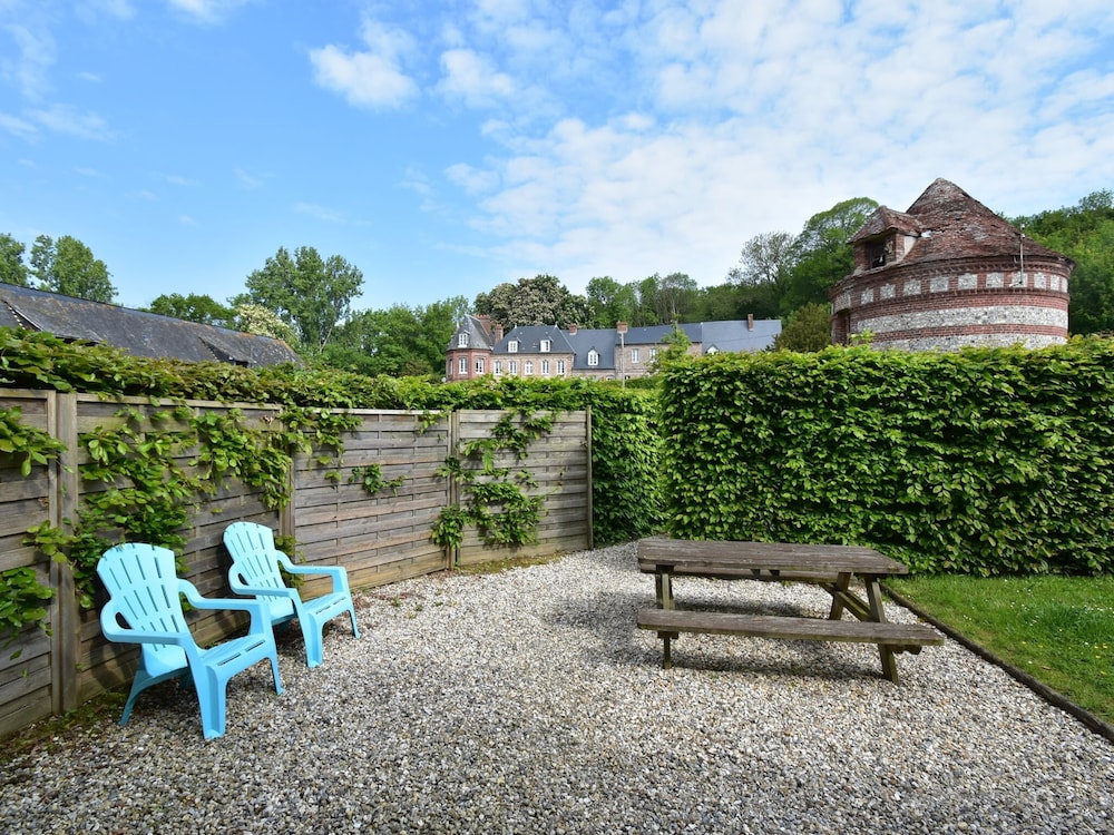 Spacious Cottage With Private Garden in Normandy photo 2